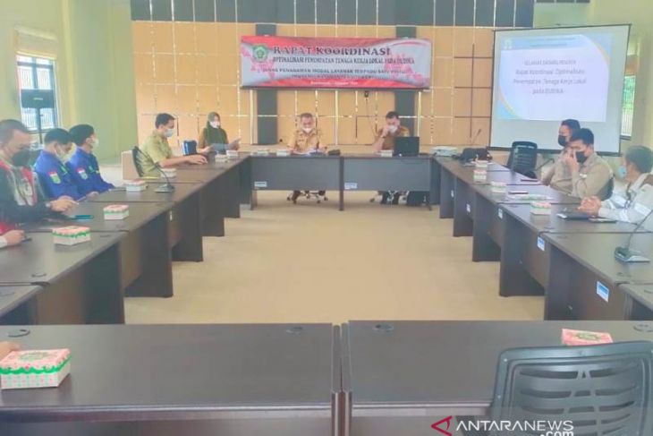 DPMPTSP Transnaker Balangan menggelar rapat koordinasi (rakor) optimalisasi penempatan tenaga kerja lokal pada dunia usaha, dunia industri dan dunia kerja (DUDIKA)