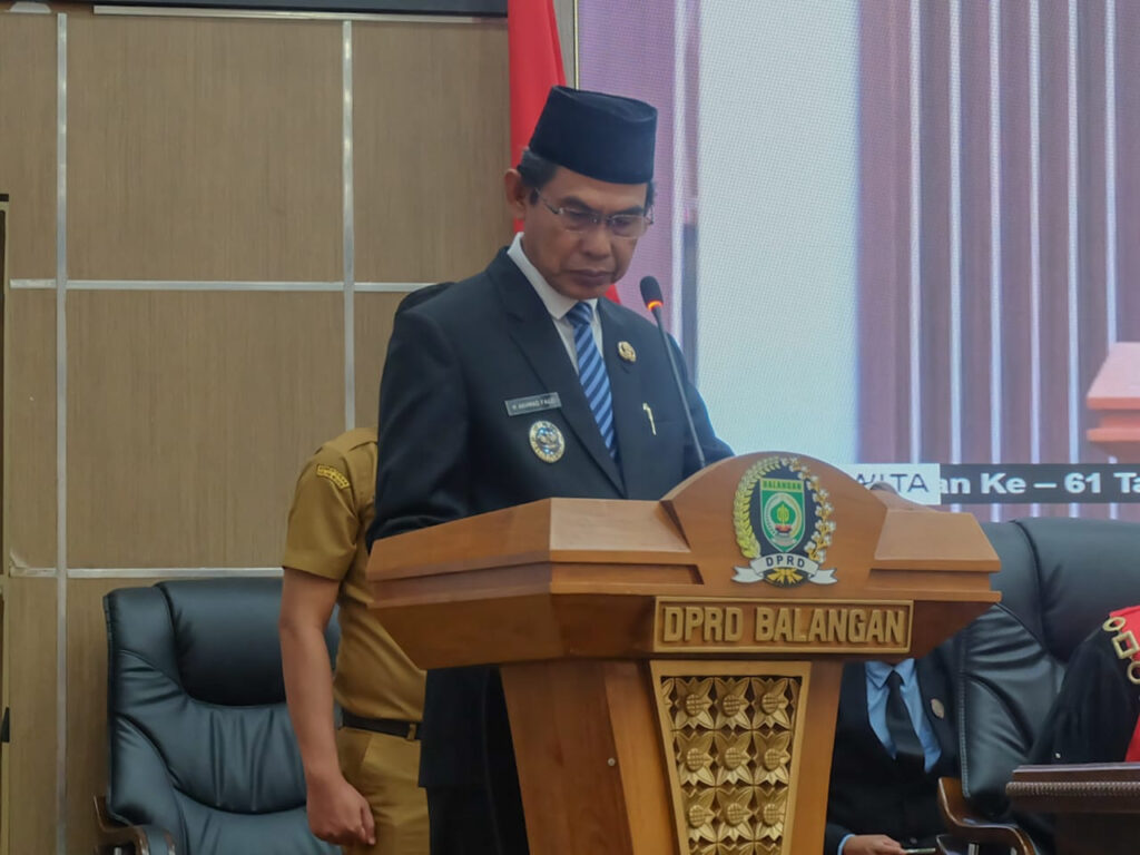 Wakil Bupati Balangan, H. Ahmad Fauzi, memberikan penghormatan kepada almarhum Syamsudinoor dalam Rapat Paripurna Pengambilan Sumpah dan Janji Penggantian Antar Waktu (PAW) Wakil Ketua II DPRD Balangan